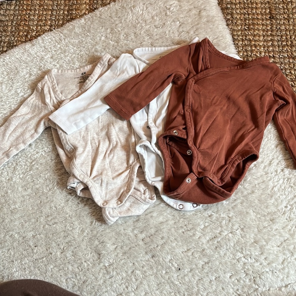 🤎 Lot of 3 H + M neutral onesies